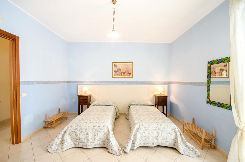 لاتيرزا B&B Iris الغرفة الصورة