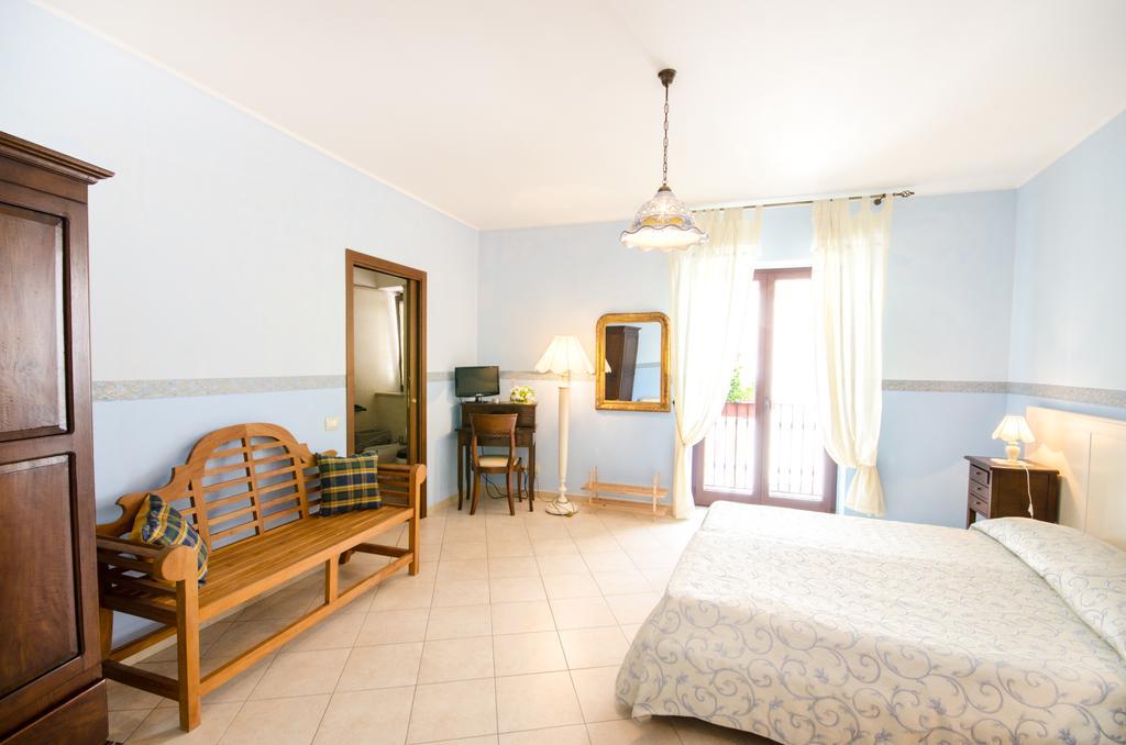 لاتيرزا B&B Iris الغرفة الصورة