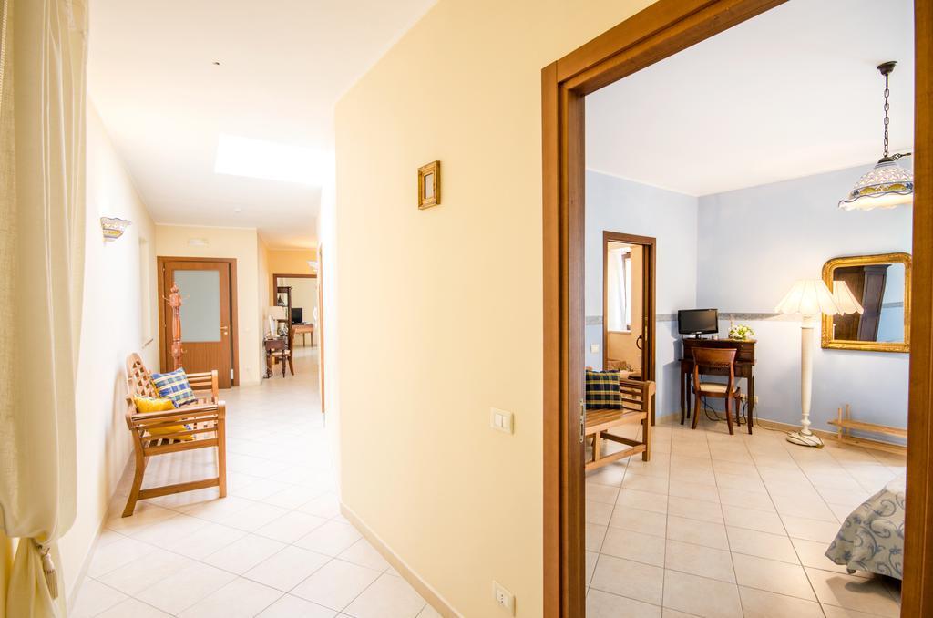 لاتيرزا B&B Iris الغرفة الصورة